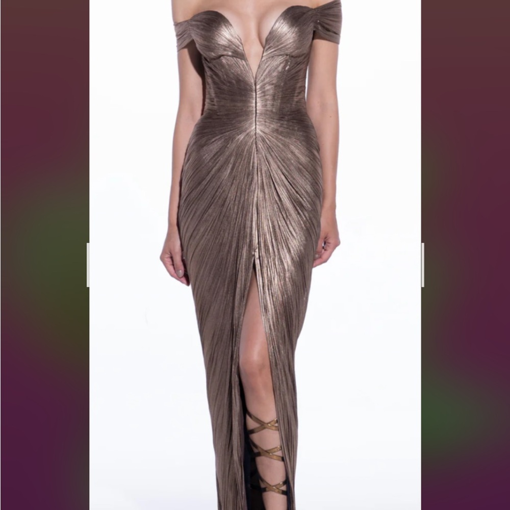 Maria Lucia Hohan A Tia in carbon Off-Shoulder Gown - Picture 3 of 17
